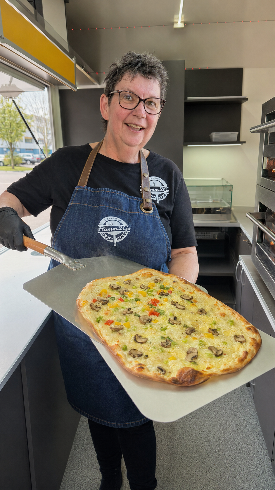 Frisch gebackener Elsässer Flammkuchen
