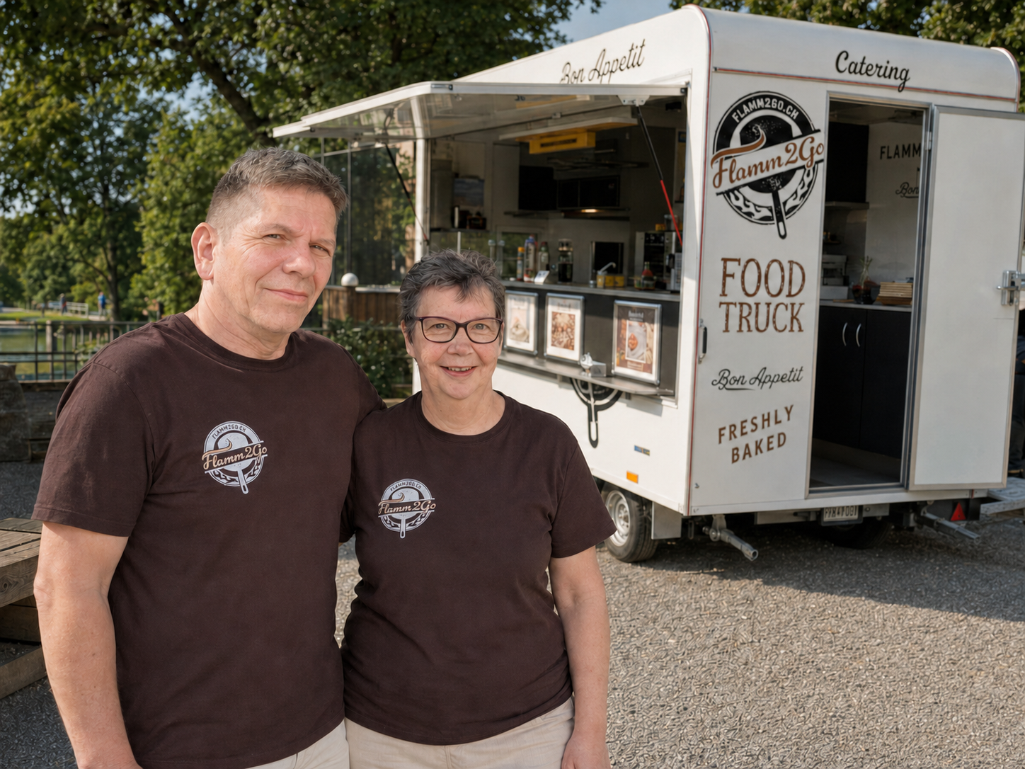 Manfred und Edith vor dem Flamm2Go-Foodtruck