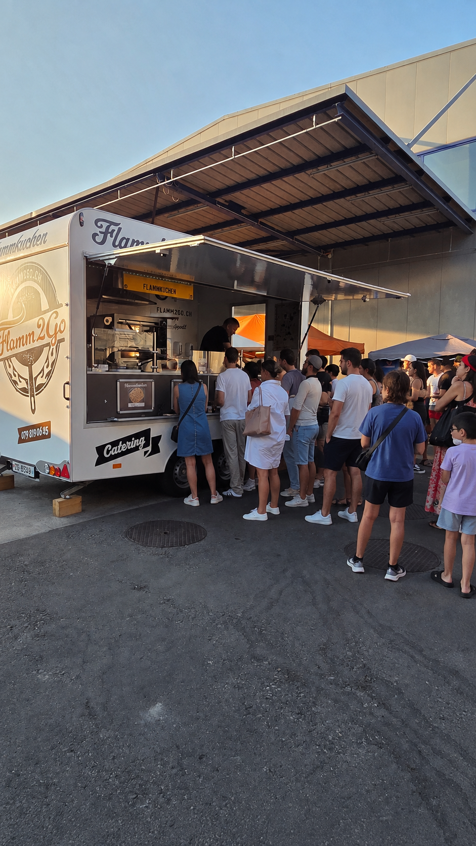 Geselliges Foodtruck-Catering – Symbolbild