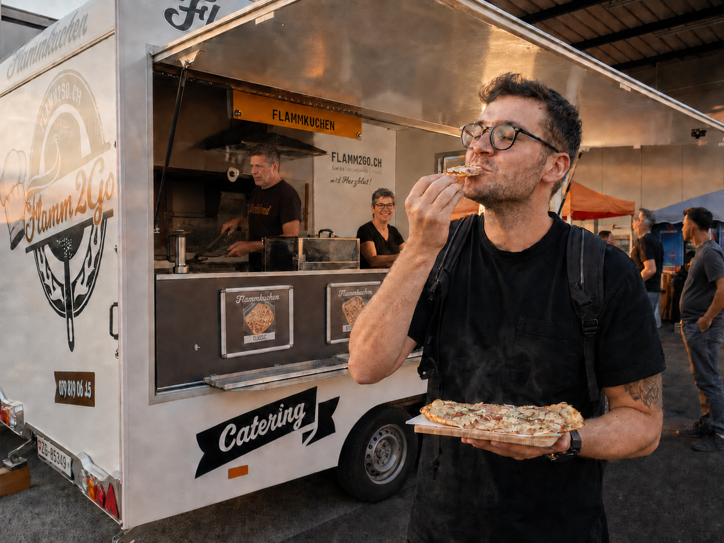 Gast geniesst Flammkuchen vor dem Flamm2Go-Foodtruck